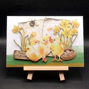 Handgemachte Osterkarte mit Küken und Nest, gelbe Narzissen stehen auf einer Wiese, Hummel auf Osterglocken, Vintagekarte mit Goldkante