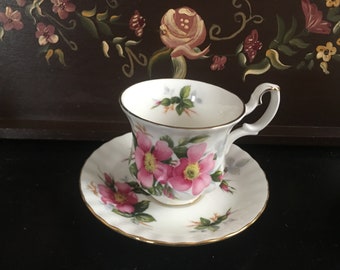 Royal Albert PRAIRIE ROSE, zabytkowa filiżanka do kawy ze spodkiem. Damska filiżanka i spodek. Porcelana angielska, porcelana kostna