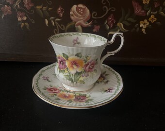 Taza y platillo vintage. Taza y platillo para mujer. Taza de café. Porcelana reinas. Flores especiales, agosto.