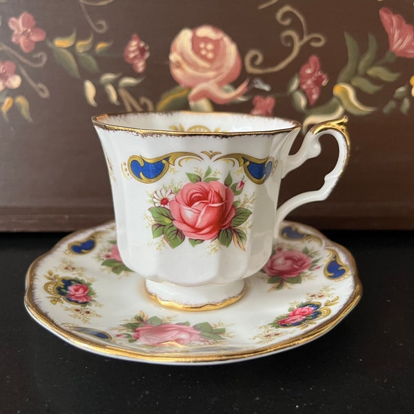 Porcelaine élisabéthaine, bone China. tasse et soucoupe vintage. Rose rouge avec du bleu. Porcelaine anglaise