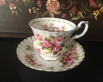 Fleur Royal Albert du mois juin/juin, roses. Tasse à thé et soucoupe vintage, tasse et soucoupe pour hommes. Porcelaine anglaise, Bone China