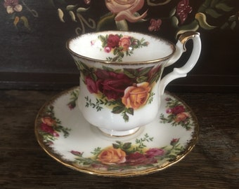 Royal Albert Old Country Rosen Tasse und Untertasse. Damentasse und Untertasse. Kaffee- (oder Tee-)Tasse mit Untertasse. Englisches Vintage-Geschirr.