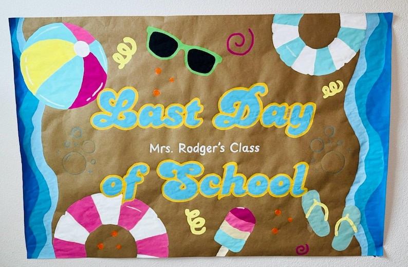 Puede incluir: Un letrero de papel marr&oacute;n con las palabras "Last Day of School" en azul y amarillo, con el texto "Mrs. Rodger's Class" debajo. El letrero est&aacute; decorado con im&aacute;genes de tem&aacute;tica playera como una pelota de playa, gafas de sol y un helado.