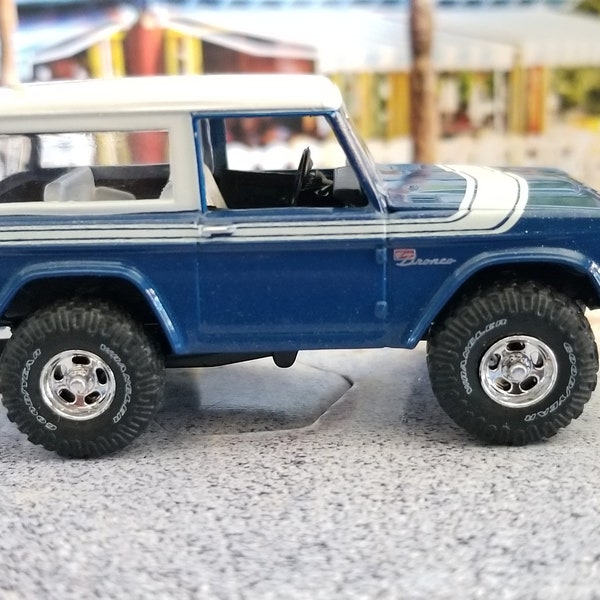 Christmas ornament, 1976 Ford Bronco, adorno, Garage decor, car accessories 4x4 off road, rear view mirror charm suv custom Muscle