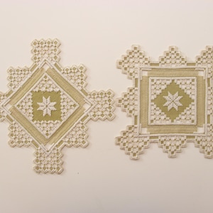 Par de guardanapos bordados Hardanger vintage verde e branco da Suécia, tapetes de mesa feitos à mão vintage escandinavo, decoração de bandeja vintage