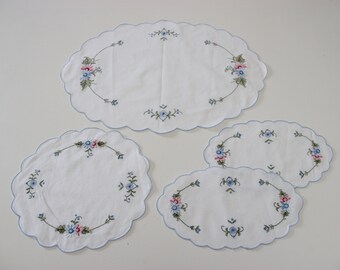 Conjunto de 4 servilletas de mesa florales bordadas vintage, manteles florales suecos, decoración de mesa bordada floral, decoración de mesa de centro