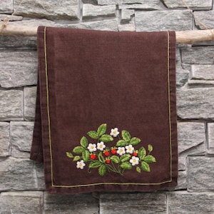 Handbroderad vintage bordslöpare i linne med vilda jordgubbar – Skandinavisk folktextil, Wabi Sabi Rustik inredning