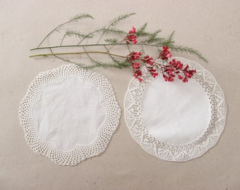 Set aus 2 Vintage-Deckchen aus feiner Baumwolle mit feiner gehäkelter Spitze am Rand, skandinavische Vintage-Tischdeckchen, schwedische Vintage-Tischwäsche