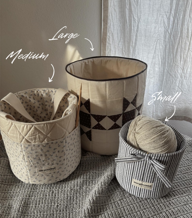 Puede incluir: Tres cestas de almacenamiento de tela de diferentes tama&ntilde;os. La cesta grande es beige con un patr&oacute;n geom&eacute;trico marr&oacute;n oscuro. La cesta mediana es beige con un estampado floral. La cesta peque&ntilde;a es rayada con un lazo y contiene hilo. Las palabras "Large", "Medium" y "Small" est&aacute;n escritas en la imagen.