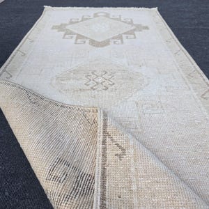 Handgeknüpfter Oushak-Läufer, 91 x 213 cm, Vintage-Läufer aus der Türkei, neutraler beigebrauner Wollläufer, Flurläufer, Eingangsbereichteppich 82 x 198 cm
