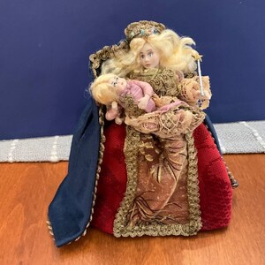 Holiday/ Christmas Liz Staryk Artisan Miniature Dollhouse Doll Queen & Baby VGC