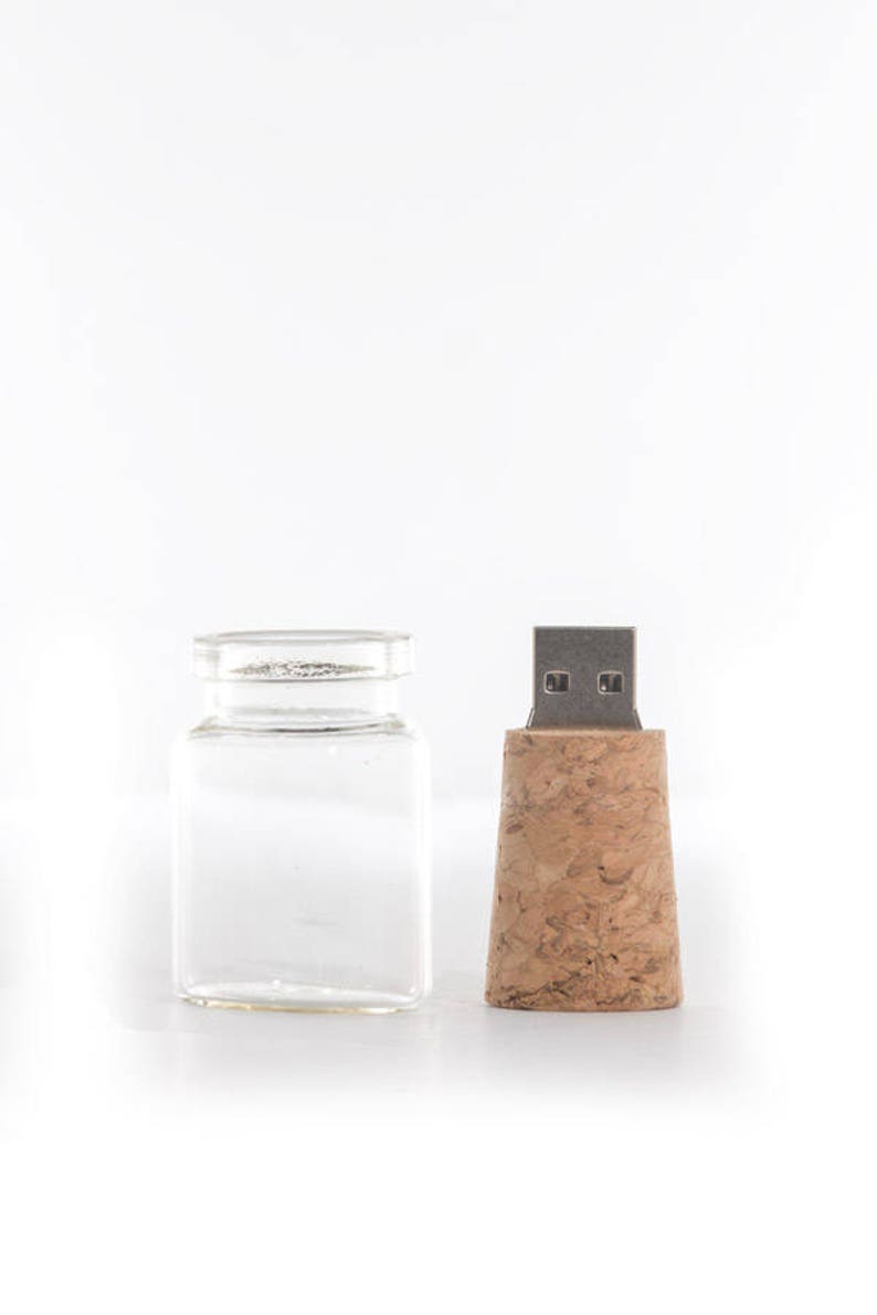 Peut inclure: Une cl&eacute; USB en li&egrave;ge avec un connecteur USB argent&eacute;. La cl&eacute; est en forme de bouchon de bouteille et est faite de li&egrave;ge naturel.