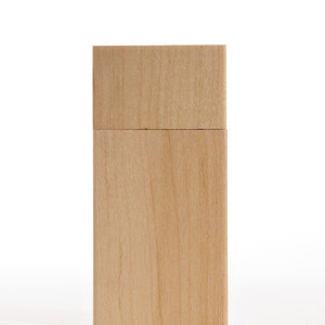 Puede incluir: Una caja de madera con tapa, hecha de madera marr&oacute;n claro con un patr&oacute;n de veta natural.