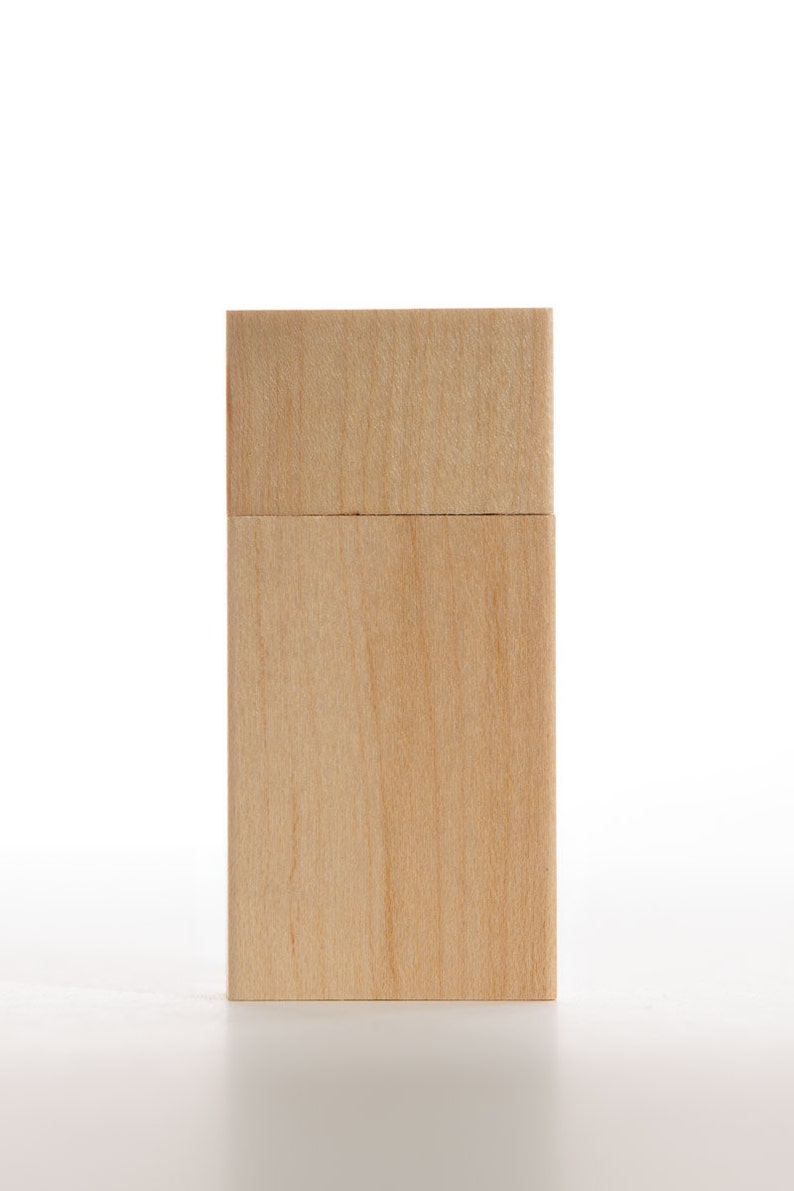Puede incluir: Una caja de madera con tapa, hecha de madera marr&oacute;n claro con un patr&oacute;n de veta natural.
