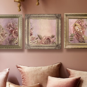 Könnte beinhalten: Drei gerahmte Wandbilder in einem rosa-goldenen Farbschema. Die Drucke zeigen florale Designs und einen Vogel mit aufwendigen Details.