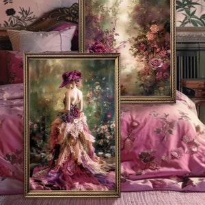 以下が含まれることがあります： 2つの額入りフローラルアートプリントとロングガウンを着た女性の絵画。アート作品は、紫色の帽子とガウンを着た女性と花の風景を特徴としています。カラーパレットには、ピンク、紫、緑の色合いが含まれています。