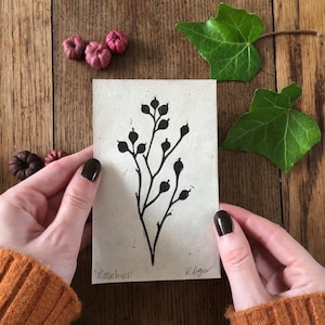 Mini imprimé rose musquée | petits caractères | maison et logement | oeuvres d'art murales | décoration intérieure | cartes postales | impressions | botanique | thème nature | cadeaux pour créateurs
