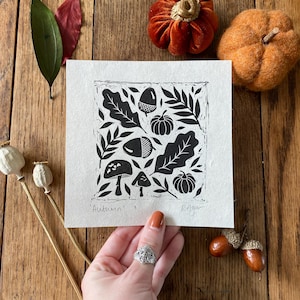 Estampado otoñal en linóleo impreso a mano sobre papel Lokta, decoración de otoño.