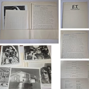 Peut inclure: Une collection de souvenirs de films vintage, comprenant des photographies en noir et blanc, des coupures de presse et un dossier avec le texte "UNIVERSAL NEWS". Les images représentent des scènes et des acteurs d'un film.