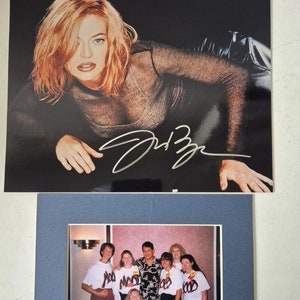 Può includere: Una foto in bianco e nero di un gruppo di persone che indossano camicie bianche con la parola "MODS" stampata su di esse. La foto è firmata "Pam Beltra" con inchiostro blu.