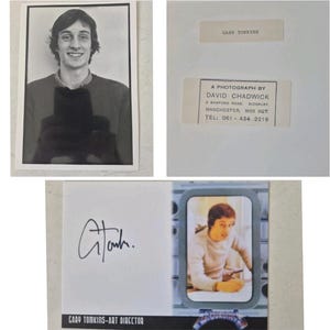 Puede incluir: Una colección de fotografías y efímeras vintage. Incluye un retrato en blanco y negro de una persona sonriente, una etiqueta con el nombre "GARY TOKKINS" y una tarjeta de visita con la información de contacto de David Chadwick, fotógrafo.