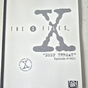 Puede incluir: Un guion blanco con el título "THE X FILES" en letras negras, con una gran "X" gris en el centro. El guion se titula "DEEP THROAT" Episodio #1X01. Un logotipo de 20th Century Fox está en la esquina inferior derecha.