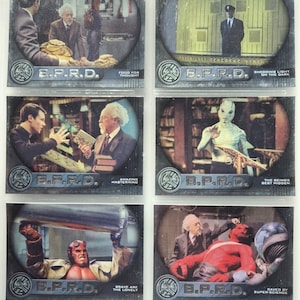 Puede incluir: Un conjunto de seis cromos con imágenes circulares que representan escenas y personajes de una película de ciencia ficción. Cada cromo presenta el texto "B.P.R.D." y una frase descriptiva. Los cromos muestran diversos personajes y escenarios.