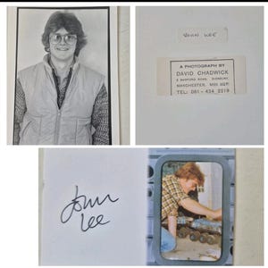 Puede incluir: Colección de fotografías que incluyen un retrato de un hombre con chaleco y gafas, una nota firmada y una fotografía de David Chadwick. Las fotografías son en blanco y negro y en color.