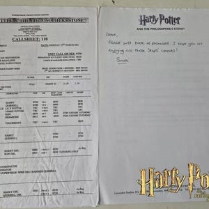Puede incluir: Una hoja de llamada para la película "Harry Potter y la piedra filosofal" fechada el lunes 1 de marzo de 2001. La hoja de llamada enumera al director, los productores y los miembros del reparto, incluidos Daniel Radcliffe, Rupert Grint y Emma Watson. La hoja también incluye detalles sobre la ubicación del rodaje, la llamada de la unidad y el set.