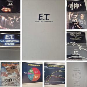 Puede incluir: Una colección de materiales promocionales de la película "E.T. el Extraterrestre". Incluye una portada de revista, carteles y datos de marketing. Los materiales presentan el logotipo y las imágenes de la película, con texto como "U.S. Marketing Effort" y gráficos demográficos.