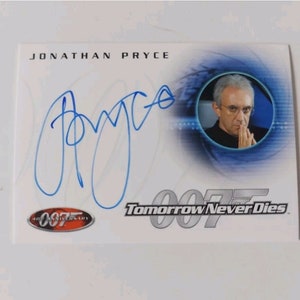 James Bond 40th Anniversary Karta z autografem Jonathana Pryce'a A1