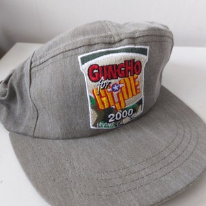Könnte beinhalten: Eine grüne Baseballkappe mit einem Aufnäher, auf dem "Gung-ho for Glide 2000 Irvine, Kalifornien" steht.