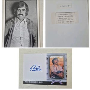 Puede incluir: Una colección de fotografías y recuerdos con Peter Holmes. Incluye un retrato en blanco y negro, una fotografía con la etiqueta "A Photograph by David Chadwick" y una tarjeta firmada con el texto "Peter Holmes - Property Master".