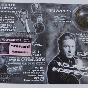 Könnte beinhalten: Ein Schwarzweiß-Werbeflyer für die Wolf 359 Convention. Der Flyer zeigt ein Foto von Adrian Paul, dem Schauspieler, der die Rolle des MacGyver in der Fernsehserie MacGyver spielte. Der Flyer zeigt auch ein Foto von Christopher Judge, dem Schauspieler, der die Rolle des Teal'c in der Fernsehserie Stargate SG-1 spielte. Der Flyer enthält den Text "Wolf 359 The Legacy" und "Independence".