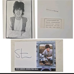 Puede incluir: Una colección de fotografías en blanco y negro y una tarjeta firmada. Una foto es un retrato de una persona sonriendo con los brazos cruzados. Otra foto tiene el texto: "A PHOTOGRAPH BY DAVID CHADWICK". La tarjeta firmada tiene las iniciales "St" y el texto "STEVEN WOODCOCK-DESIGNER/MODELMAKER".