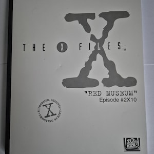 Puede incluir: Un guion blanco del episodio "Red Museum" de "Expediente X". La portada presenta el logotipo del programa, una "X" estilizada en gris y el texto "THE X FILES". El guion está marcado como un guion de rodaje original y autorizado.