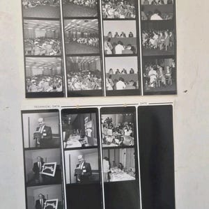 Puede incluir: Dos tiras de negativos de película en blanco y negro. La tira superior tiene el texto "TECHNICAL DATA" y la palabra "DATE". Las imágenes muestran una conferencia con asistentes. La tira inferior muestra a un hombre sosteniendo una imagen enmarcada.