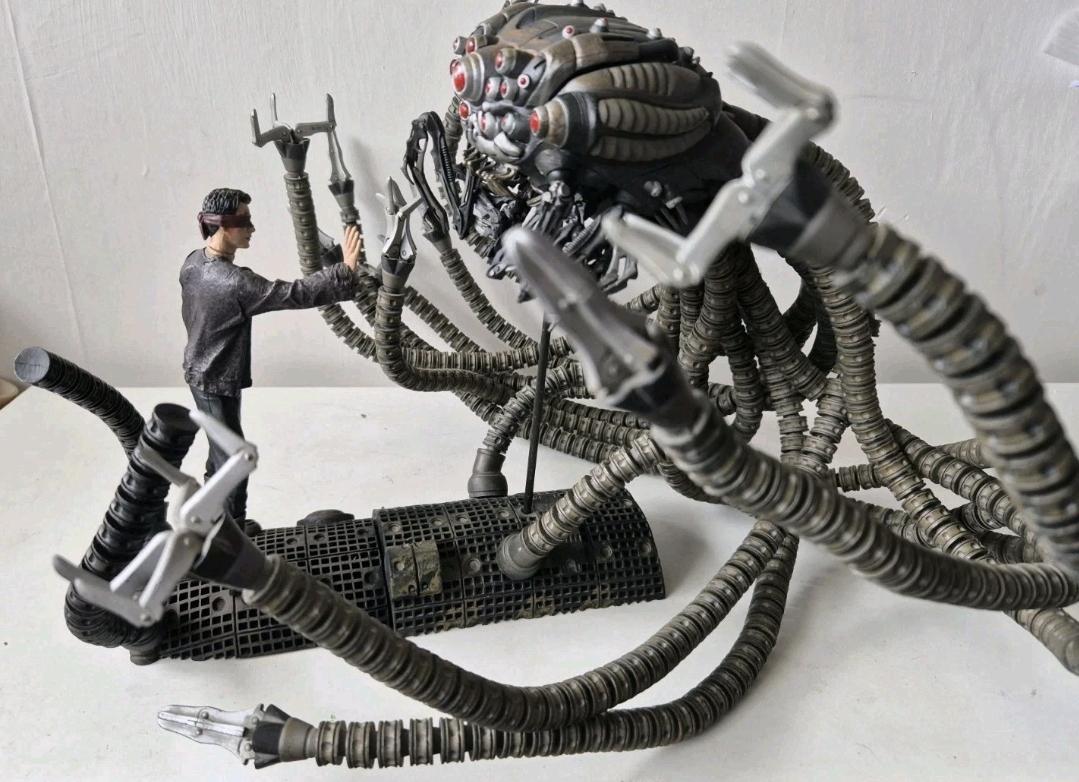 Matrix Sentinel / Neo (real World) Exclusive Mcfarlane Diorama