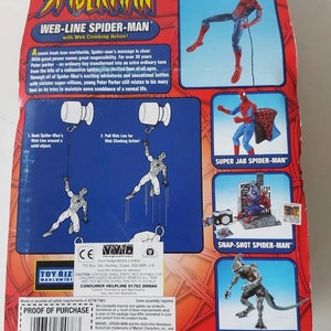 K&ouml;nnte beinhalten: Die R&uuml;ckseite einer Verpackung f&uuml;r eine Marvel Spider-Man Actionfigur. Die Schachtel zeigt eine rot-blaue Spider-Man Figur mit einer an einem Saugnapf befestigten Spinnwebe. Die Schachtel zeigt auch Bilder anderer Spider-Man Actionfiguren, darunter Super Jab Spider-Man, Snap-Shot Spider-Man und Tail Attack Lizard. Die Schachtel ist mit "Web-Line Spider-Man" und "mit Web-Kletteraktion!" beschriftet.