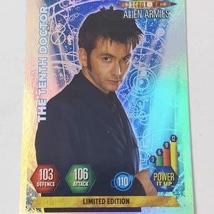 Pode incluir: Um cartão colecionável holográfico com o Décimo Doutor de Doctor Who. O cartão apresenta um retrato do Doutor, com o texto "The Tenth Doctor" e "Alien Armies". Ele também exibe estatísticas de defesa, ataque e poder, e é uma edição limitada.