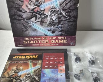 Könnte beinhalten: Star Wars Miniatures: Revenge of the Sith Starter Game Box-Set. Enthält bemalte Miniaturen, Schnellstartregeln, Schadenszähler und einen Würfel. Das Box-Art zeigt Charaktere mit Lichtschwertern.