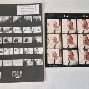 Puede incluir: Dos hojas de contacto. Una con imágenes en blanco y negro de varias escenas y personas, y la otra con imágenes en color de un hombre con camisa blanca y corbata, marcadas con cruces rojas y marcas de verificación. La hoja en blanco y negro tiene una etiqueta blanca.