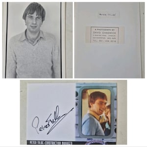 Puede incluir: Una colección de fotografías y una tarjeta firmada con un hombre. Una foto es un retrato del hombre con un suéter gris. Otra foto tiene el texto: "A PHOTOGRAPH BY DAVID CHADWICK". La tarjeta firmada dice "Peter Tilre - Construction Manager".