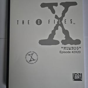 Puede incluir: Un guion de color claro del episodio "Humbug" de "Expediente X". El título está en letras grandes de color gris oscuro, con el icónico logotipo de la "X". El número del episodio es #2X20. El logotipo de 20th Century Fox está en la esquina inferior derecha.