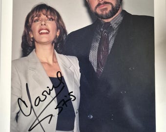 Star Trek TNG Jonathan Frakes nei panni di William Riker e Marina Sirtis nei panni di Deanna Troi hanno firmato una foto autografa rara