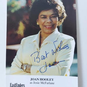 "Offizielle Eastenders signierte Joan Hooley / Josie Mcfarlane Karte mit ""Original Handschrift""."