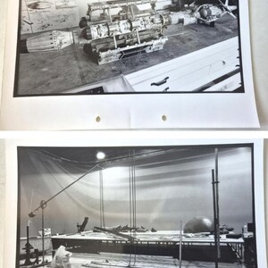 Puede incluir: Fotografía en blanco y negro de un modelo de motor de avión y un pequeño modelo de avión. La imagen superior muestra el modelo del motor, mientras que la imagen inferior revela una configuración de estudio con varios equipos.