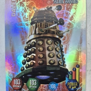 Pode incluir: Um cartão colecionável holográfico com um Dalek de Doctor Who: Alien Armies. O cartão mostra o Dalek com estatísticas de defesa, ataque e poder. O cartão é uma edição limitada.