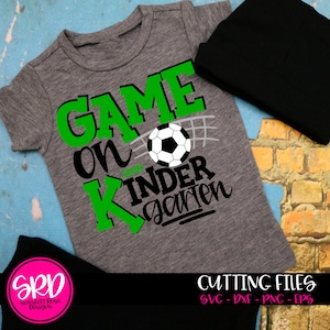Jeu sur la maternelle SVG, SVG fichier de coupe, Kindergarten svg, Retour à l'école svg, Premier jour de l'école svg, svg chemise d'école de garçon, Football svg