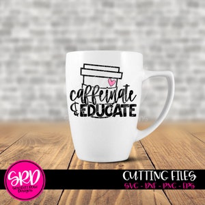 Puede incluir: Taza de café blanca con texto negro que dice "caffeinate & EDUCATE" con un pequeño corazón rosa sobre la palabra "caffeinate".